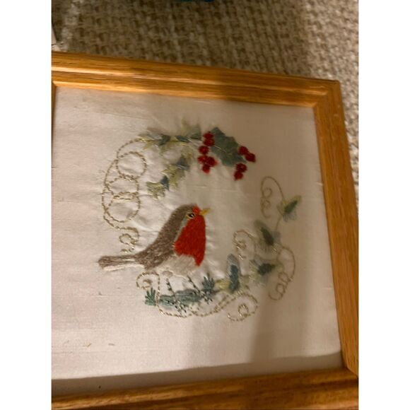 Beautiful Vintage Keepsake Box with Padded Embroidered Frame as the Cover - Picture 2 of 6